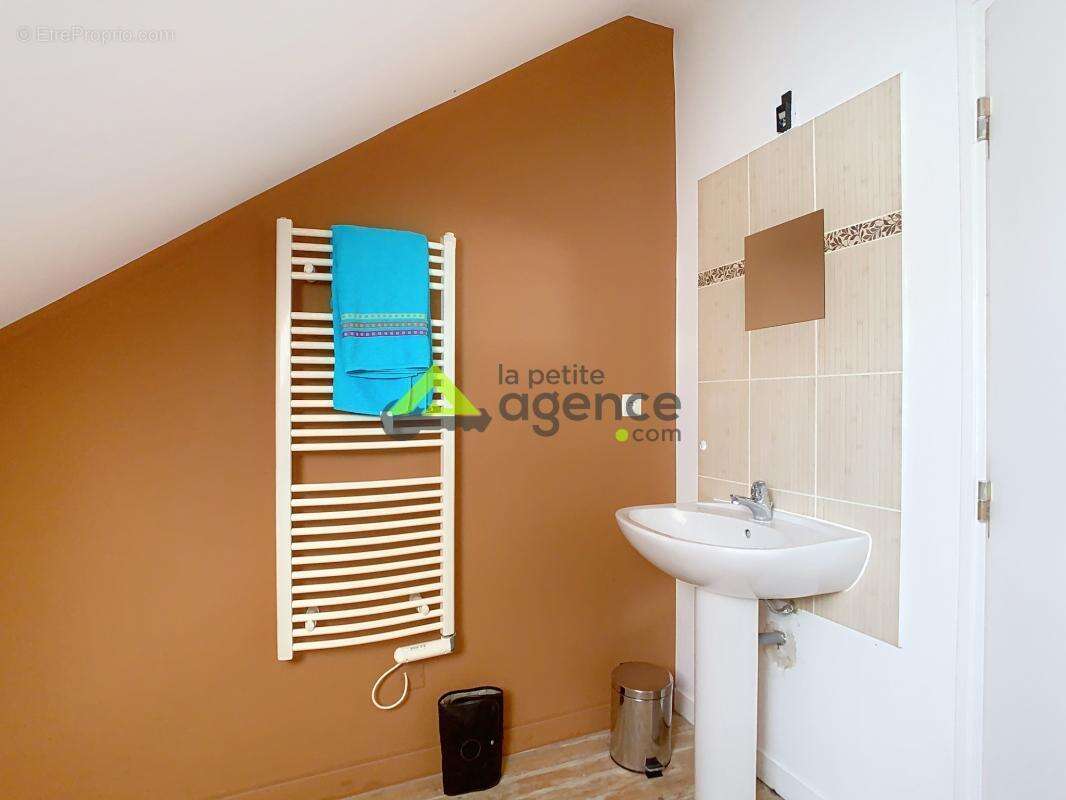 Maison à SAINT-QUENTIN-LA-CHABANNE