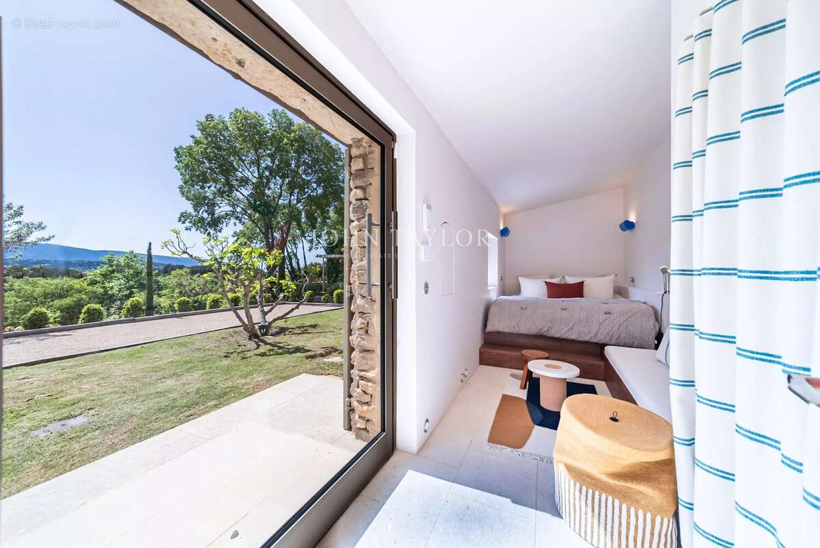 Maison à MENERBES