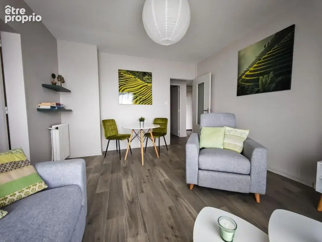 CHOLET – Appartement lumineux 2 chambres avec vue panoramique, balcon, cave et parking sécurisé - photo 5