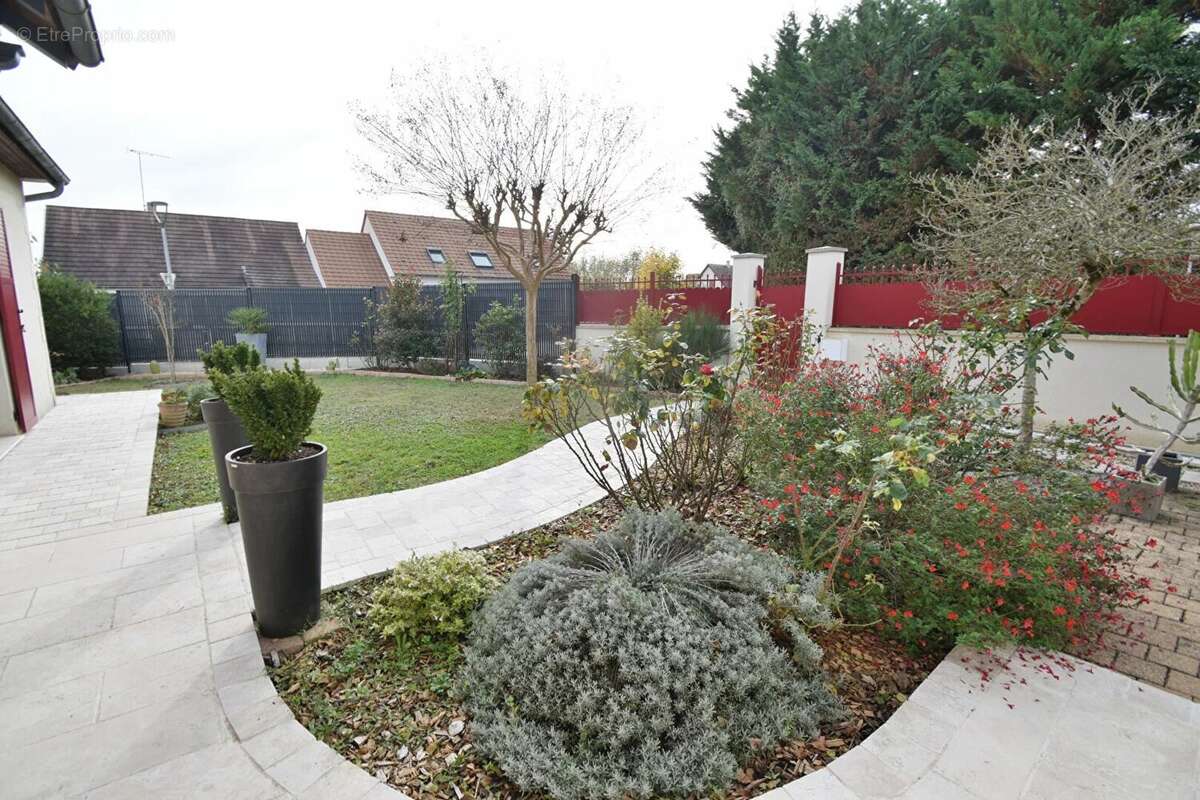 Maison à LA CHAUSSEE-SAINT-VICTOR