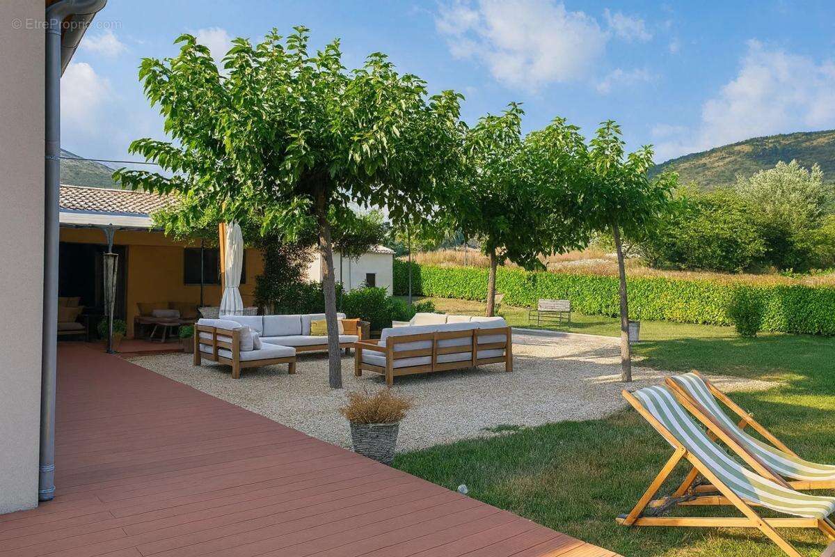 Maison à LA ROQUE-ESCLAPON