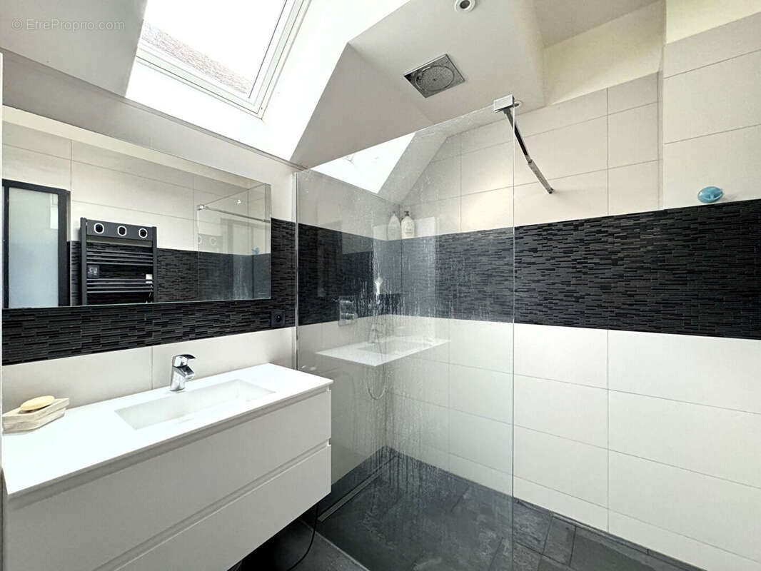 Maison à LES ECRENNES