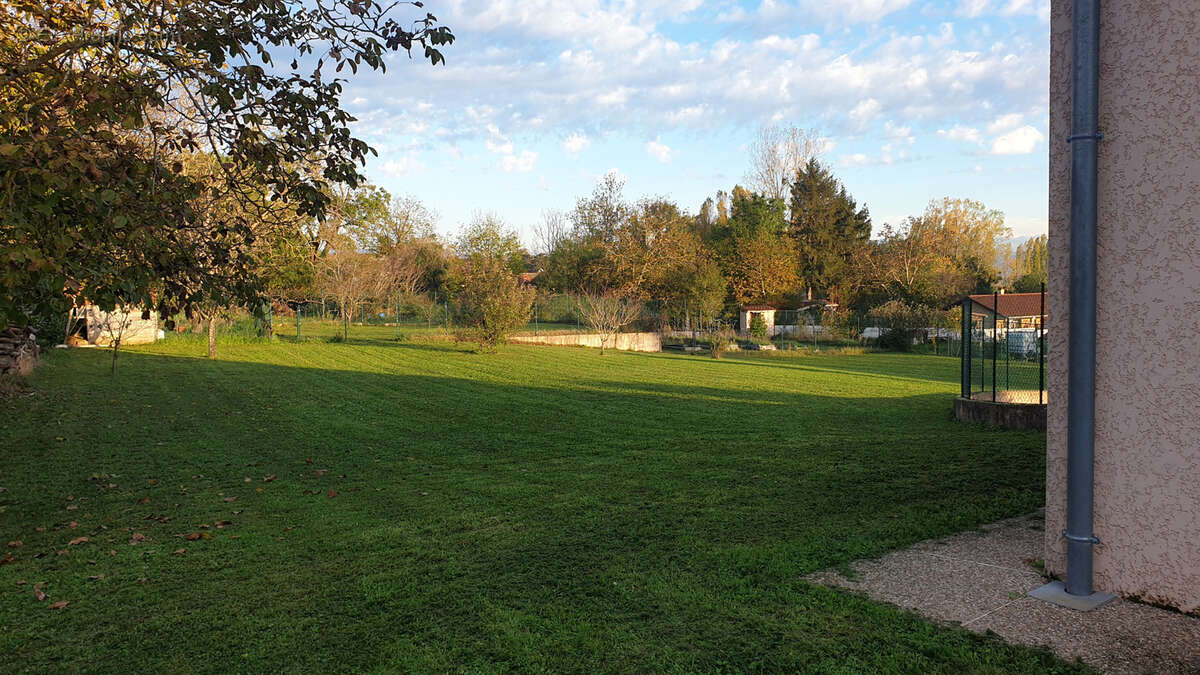 A 40 minutes de Lyon 8, belle villa de 450m2 avec piscine intérieure sur 3 224 m2 de terrain clos - photo 13