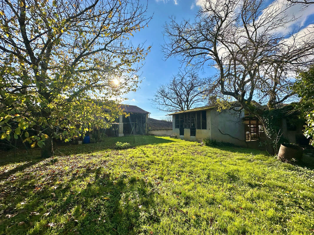 Parking à BEAUMONT-DE-LOMAGNE