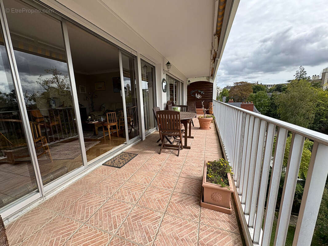 Bel appartement T5 traversant de 126 m² donnant sur une terrasse Sud Ouest avec vue panoramique sur la Chézine en étage élevé av - photo 2