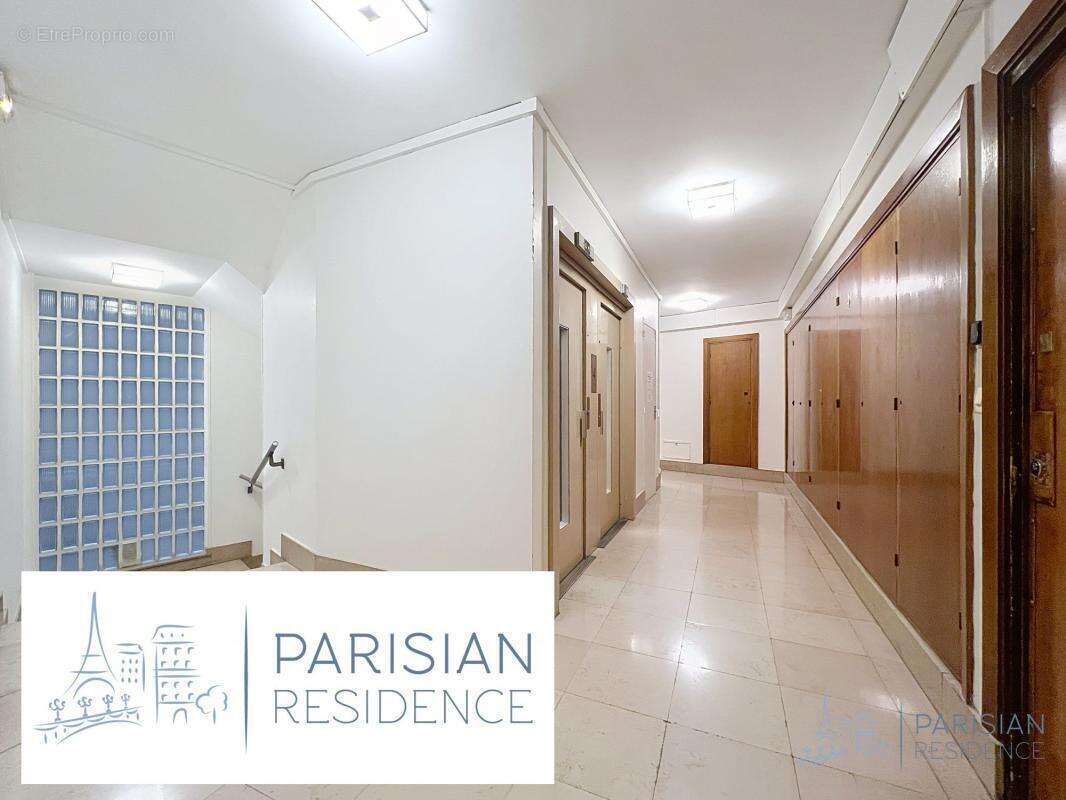 Commerce à PARIS-8E