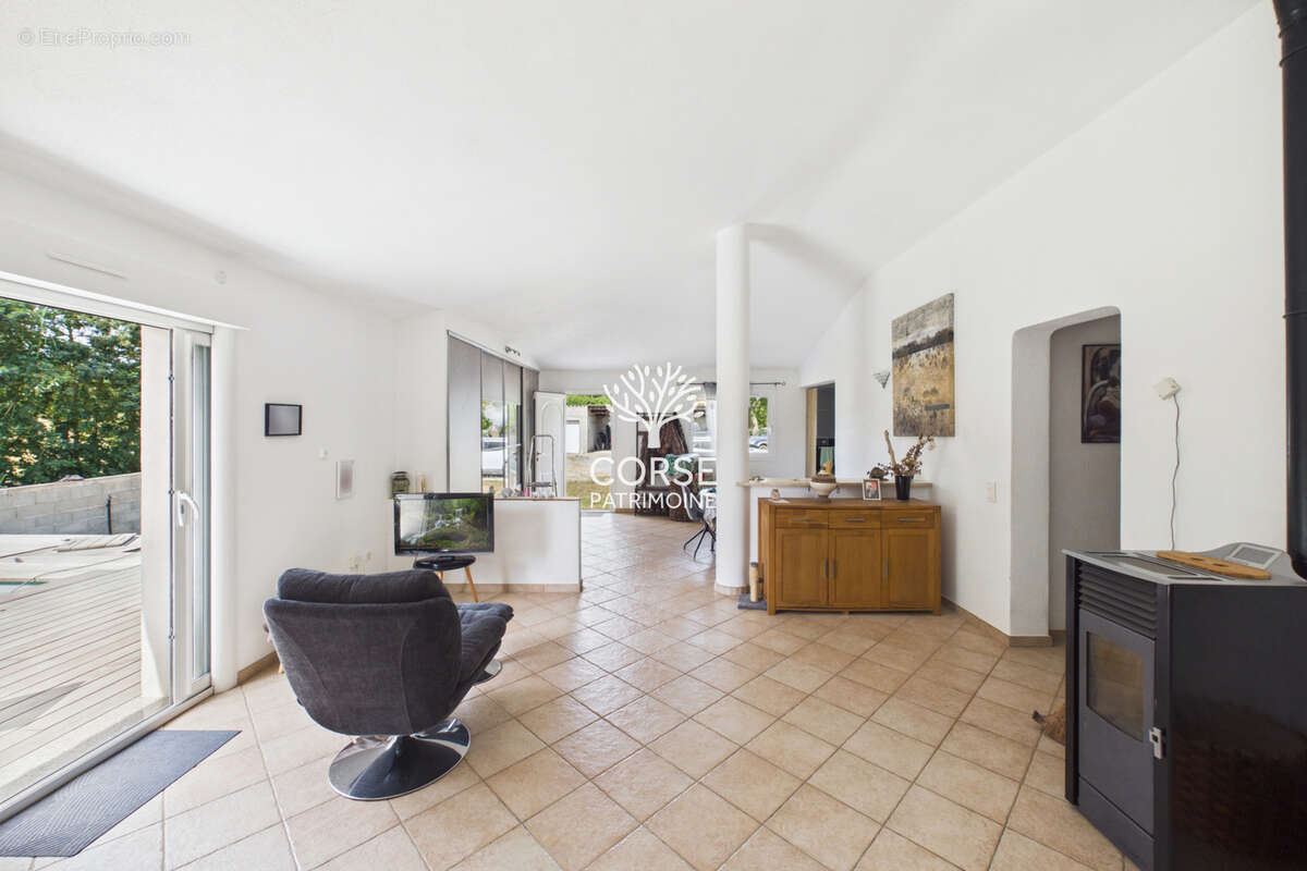 Maison individuelle avec piscine et garage - photo 2