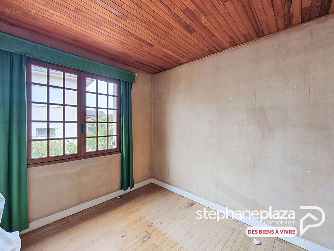 Maison de plain-pied à rénover de 81m², 2 chambres + 1 bureau, 2 garages avec jardin au centre de VILLARS-LES-DOMBES - photo 6