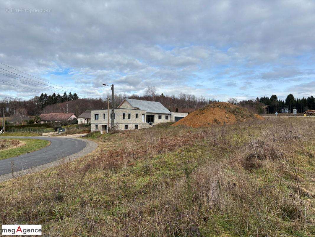 Maison à SAINT-GERMAIN-LES-VERGNES