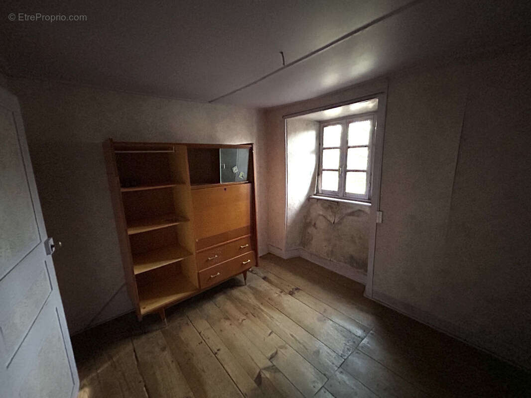 Maison à LA ROCHE-CANILLAC