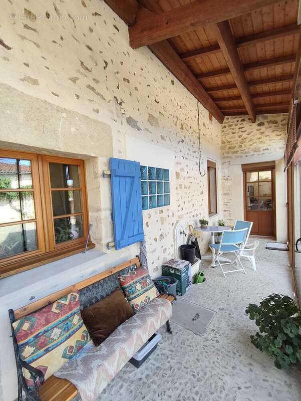 Maison 200 m² à Chasseneuil-Sur-Bonnieure  - photo 9