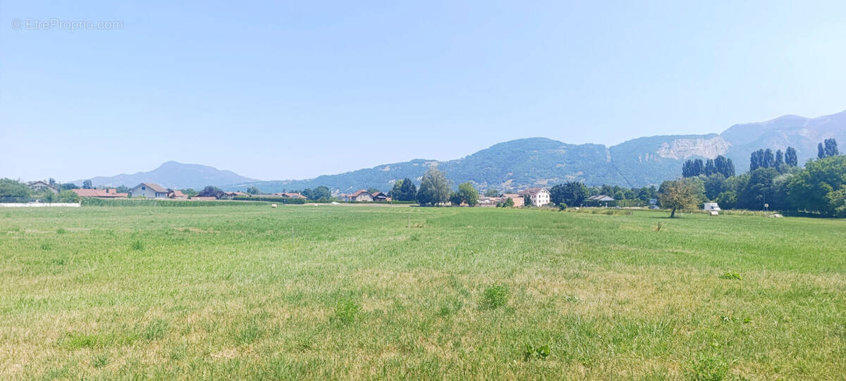Terrain à AMANCY
