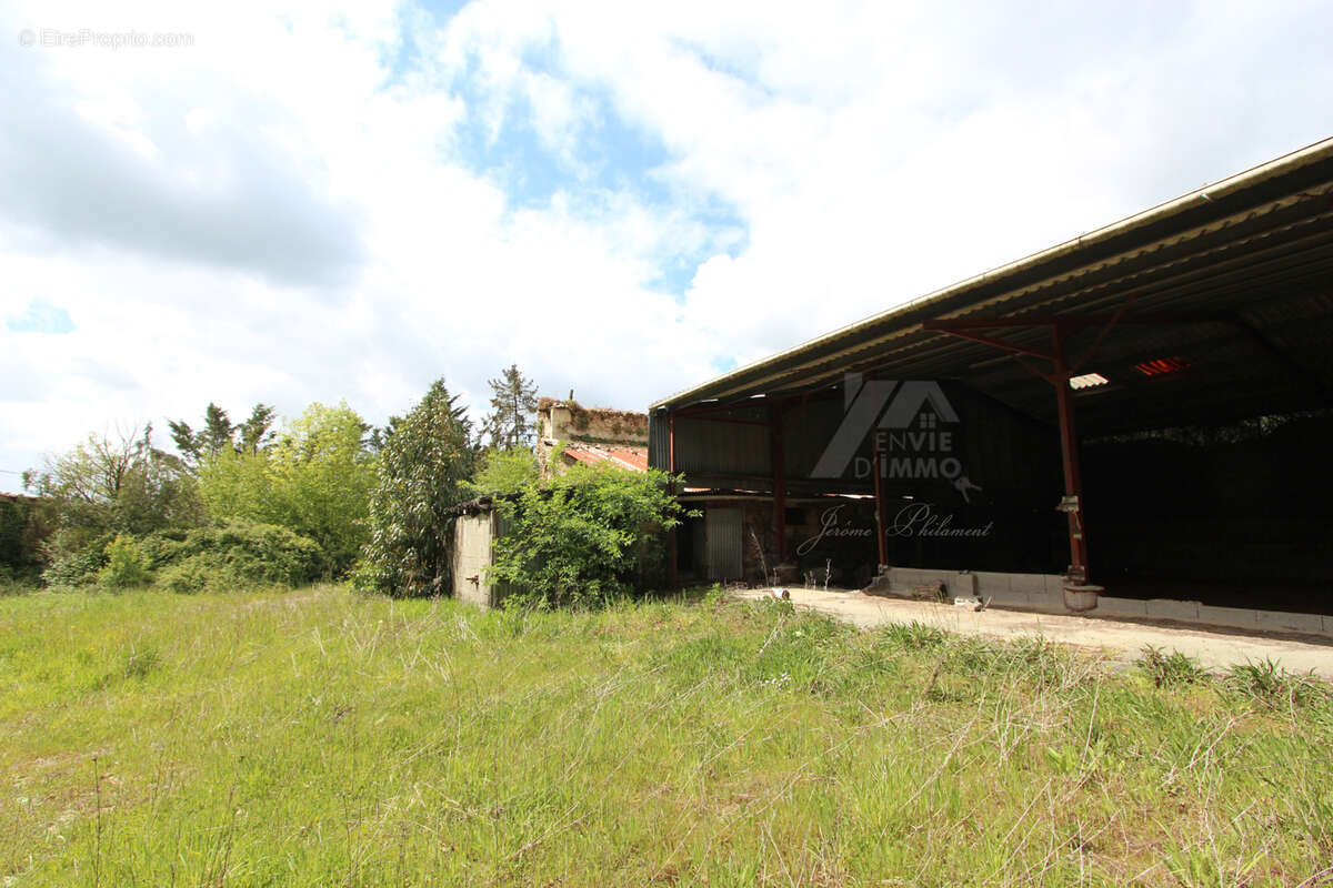 Terrain à SAINT-MARC-LA-LANDE
