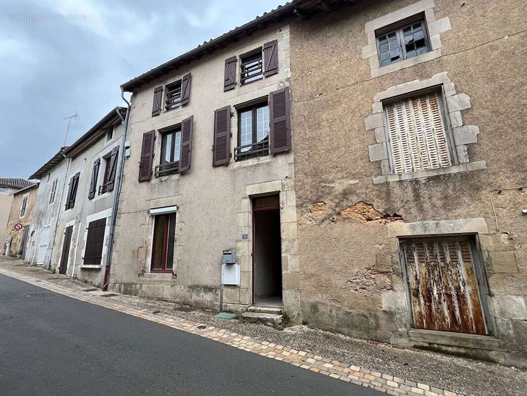 Maison à LUSSAC-LES-CHATEAUX