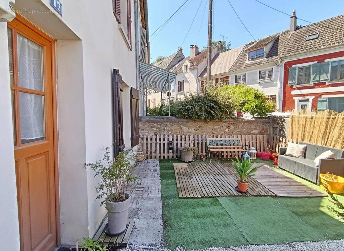 Maison à SAINT-CYR-SUR-MORIN