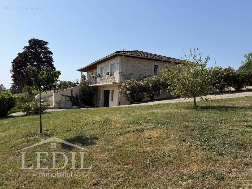 Maison à VIC-FEZENSAC