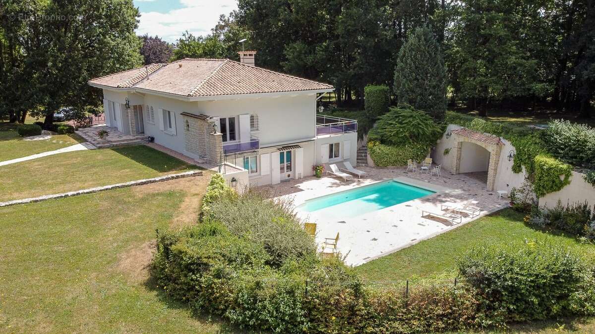Maison à BARBEZIEUX-SAINT-HILAIRE