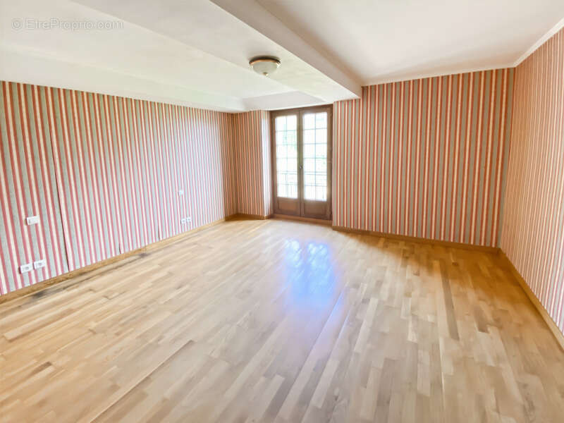 Dpt Gers (32), à vendre Proche de RISCLE château T6 de 327 m² habitables + 580 m² de dépendances attenantes sur 8157 m² de terra - photo 10