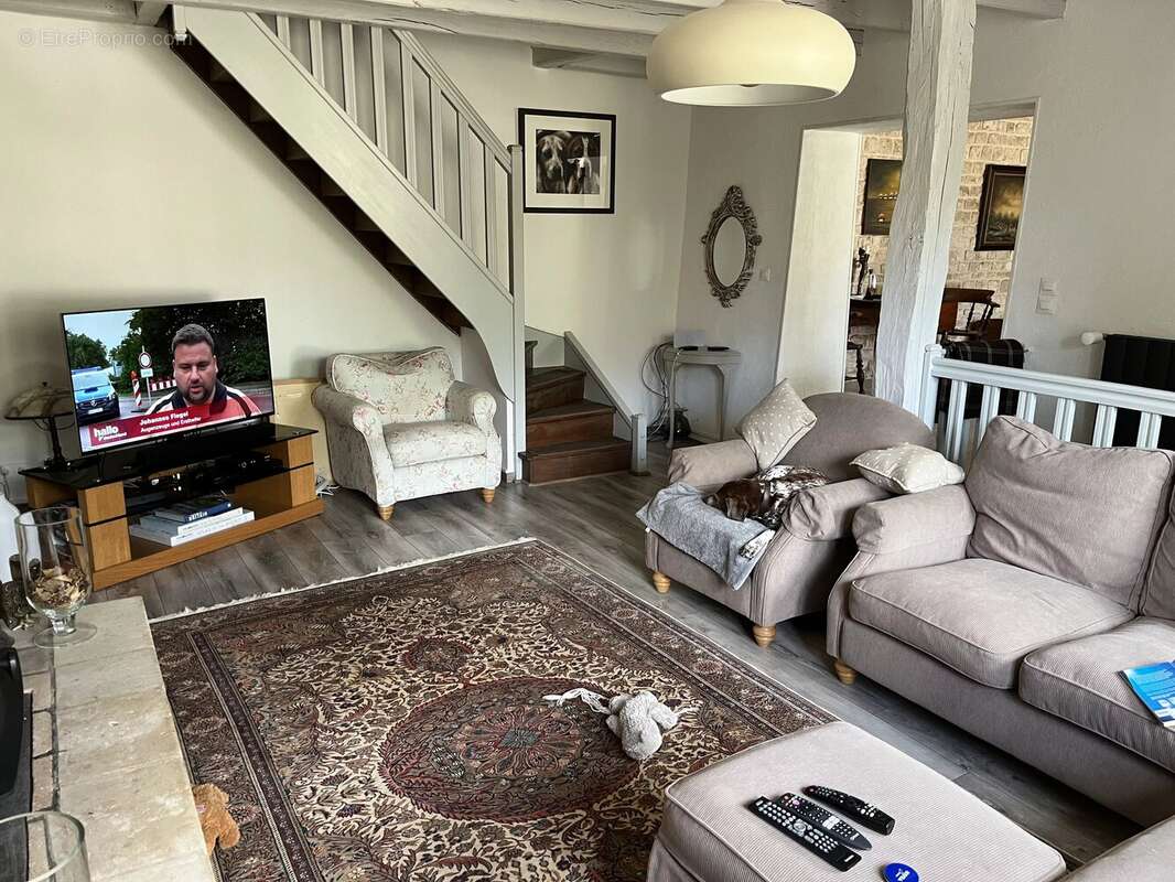 Charmante propriété de caractère comprenant trois chambres, une grange et une piscine chauffée - photo 4