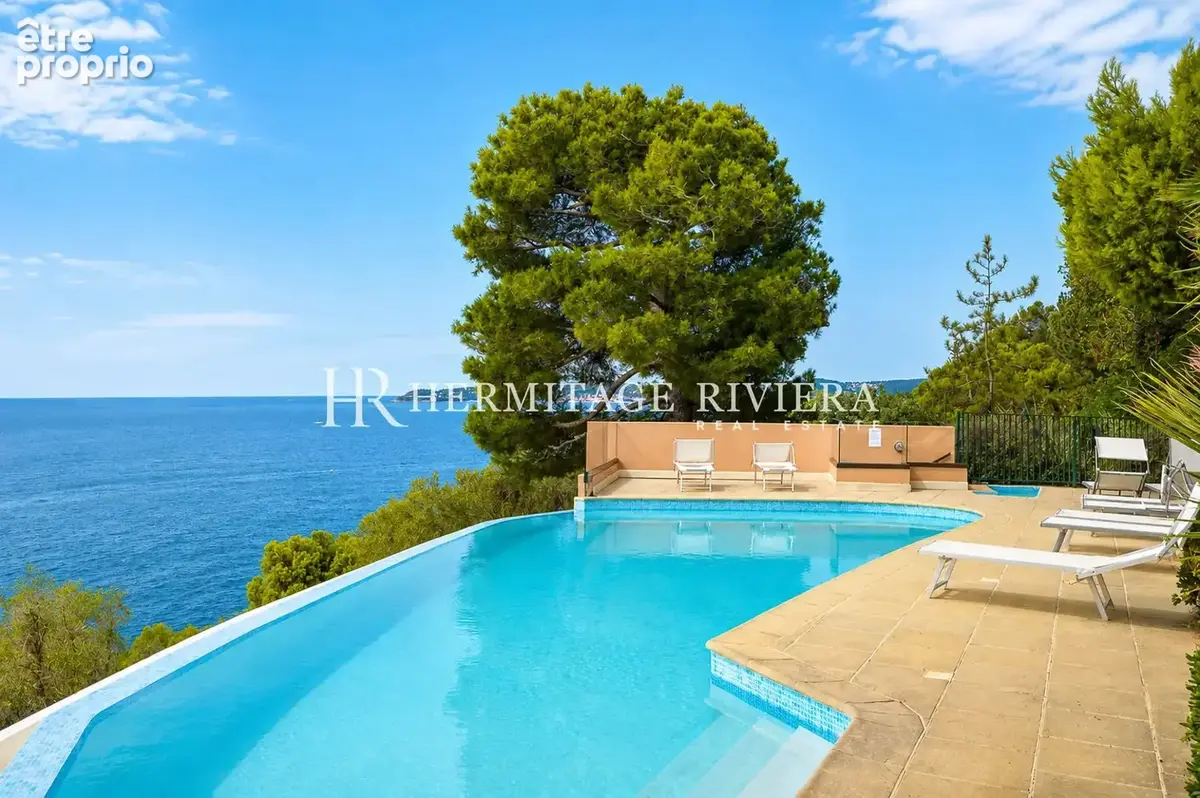 Piscine commune d'un penthouse à vendre à Cap-d'Ail