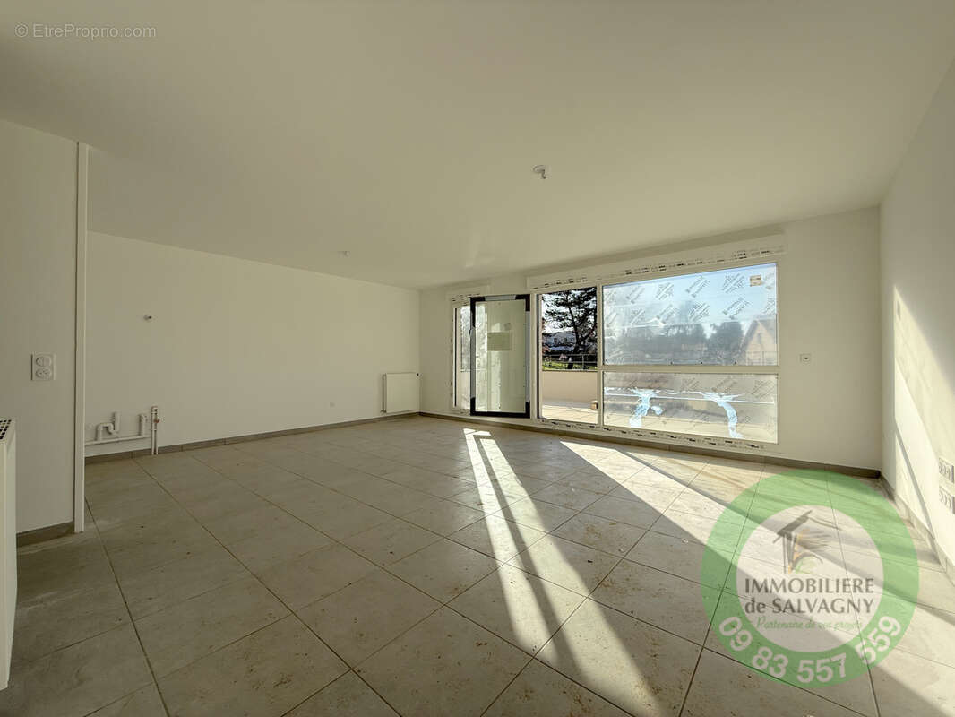 Appartement à LA TOUR-DE-SALVAGNY