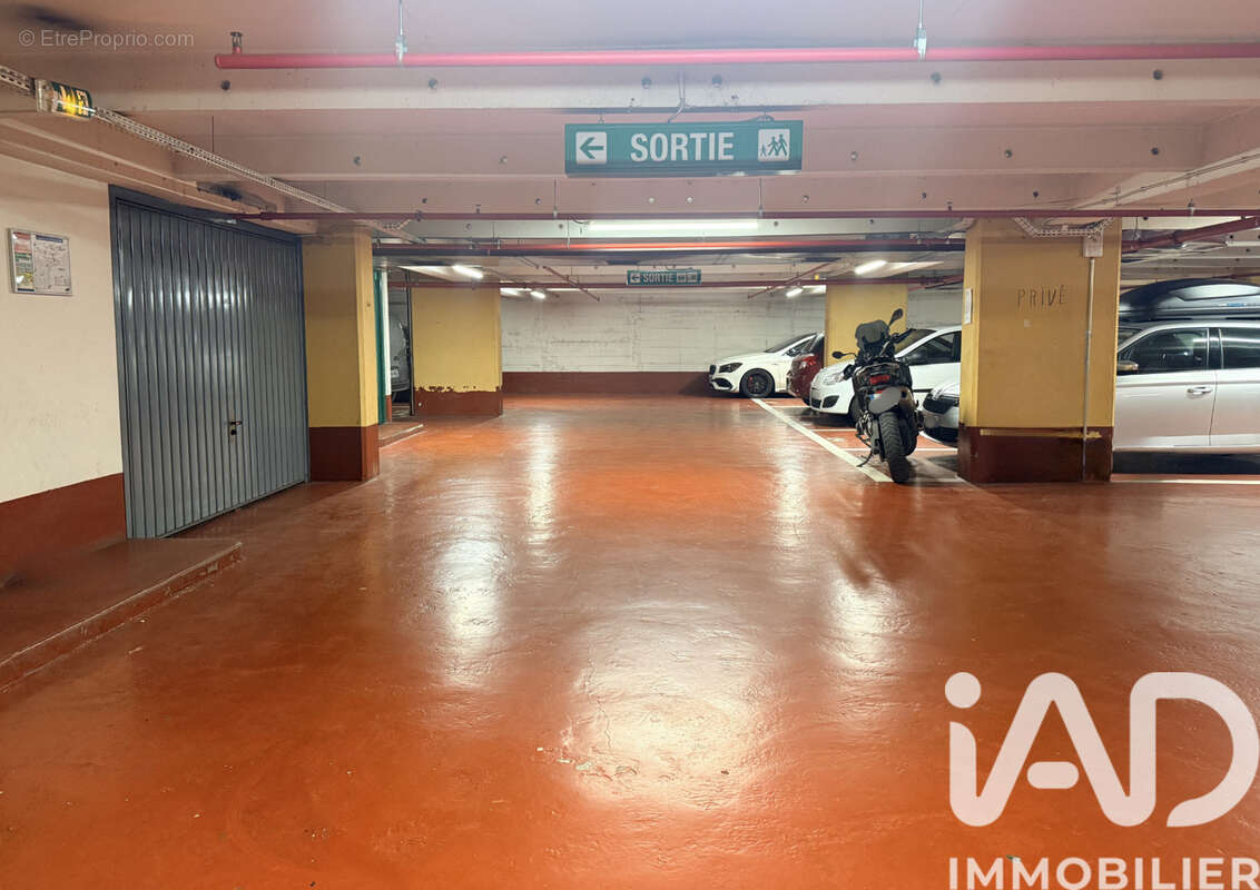 Photo 4 - Parking à PARIS-8E