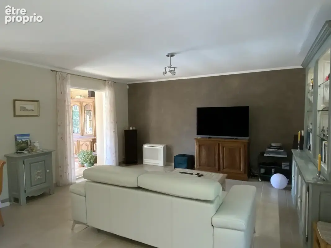 Uzès, Villa de plain pied sur terrain arboré avec piscine. - photo 10