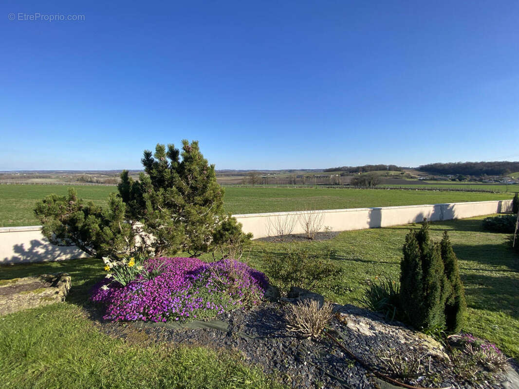 garden and view - Maison à BARBEZIEUX-SAINT-HILAIRE