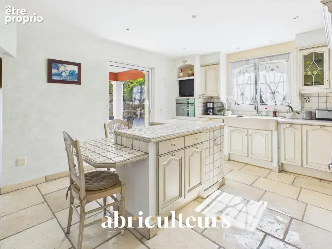 Élégante villa familiale de 250 m² en vente sur Montauroux (83440) - photo 9