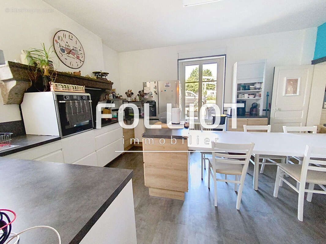 A VENDRE - Maison spacieuse de 9 pièces à Fougères - photo 3