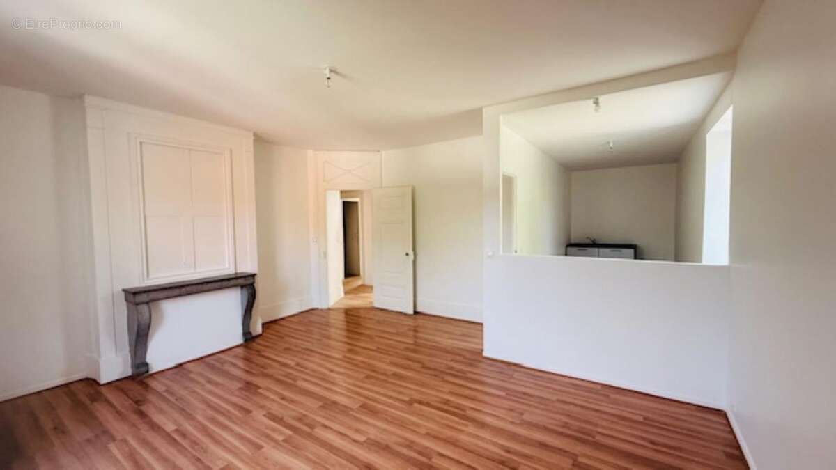 Appartement révové  3 pièce(s) 62.40 m2/parking - photo 3