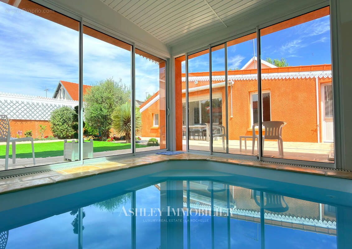 Élégante châtelaillonaise de plain-pied - piscine intérieure - jardin sud - double garage - quartier du casino - photo 2