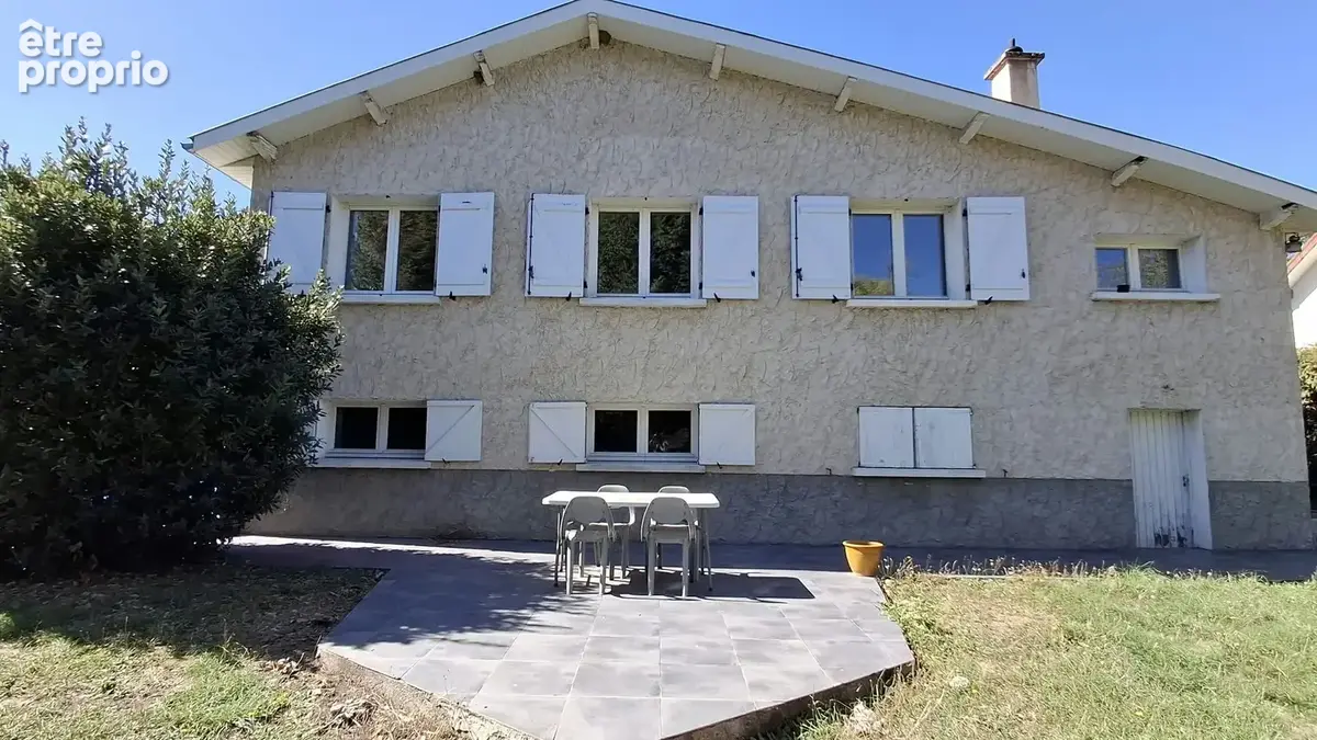 Maison traditionnelle de plain-pied de 4 chambres sur terrain arboré de 1 046 m2 - photo 2