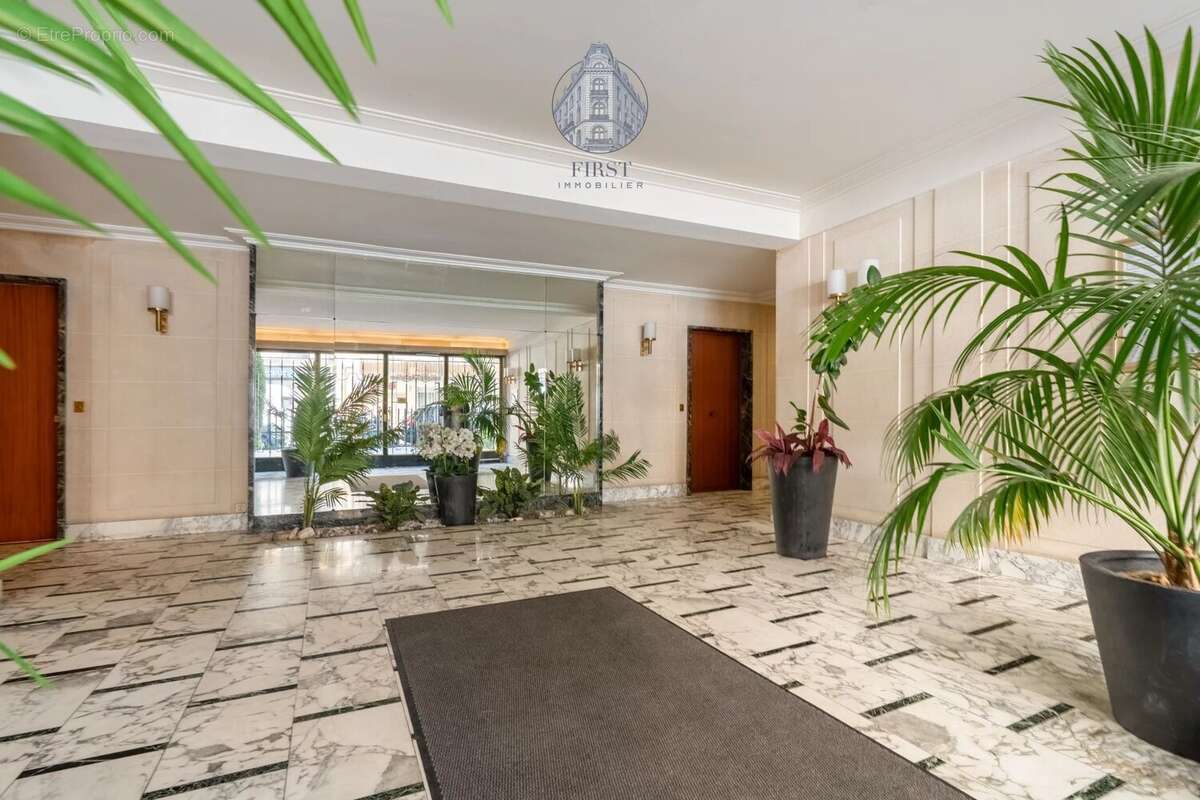 Appartement à PARIS-16E