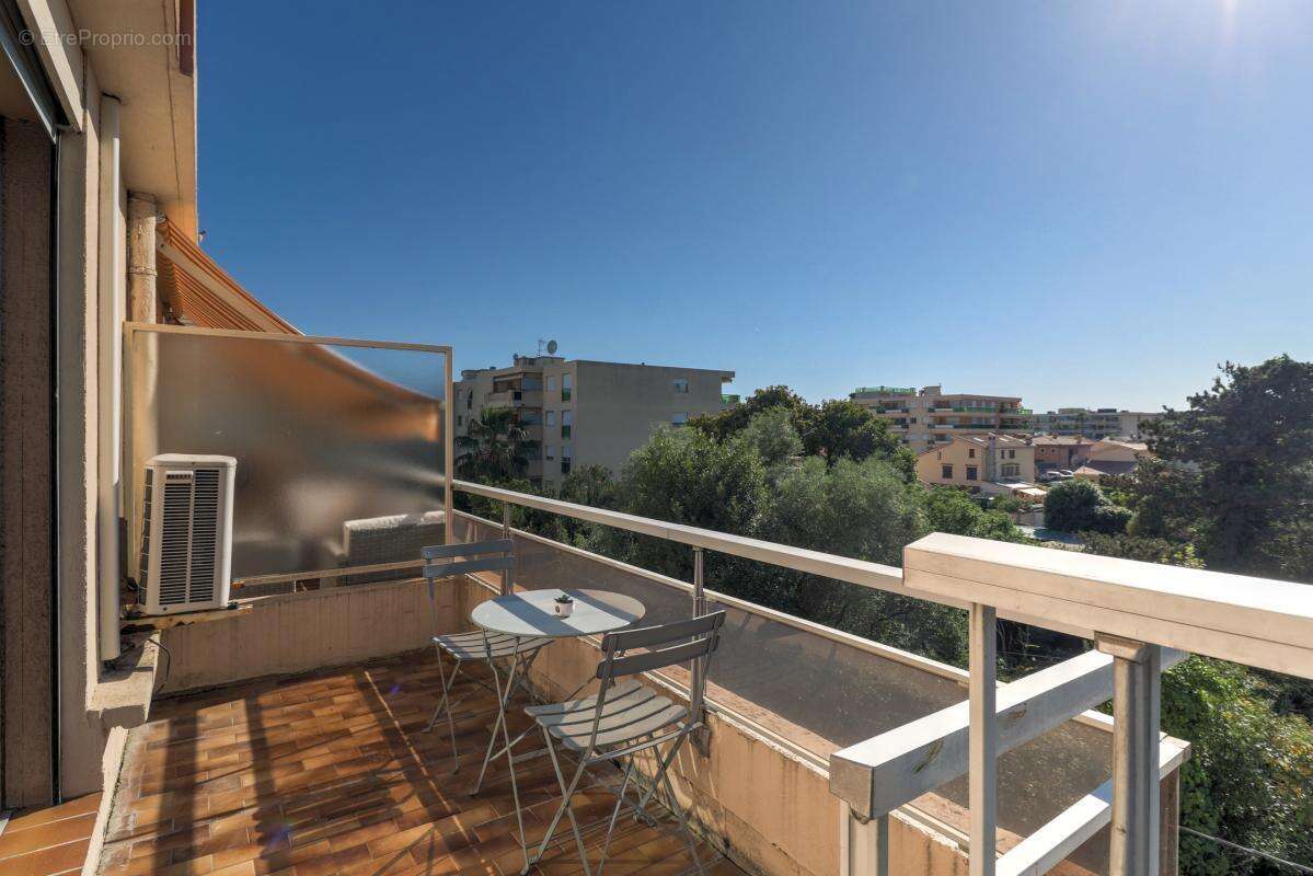 Appartement à SAINT-LAURENT-DU-VAR