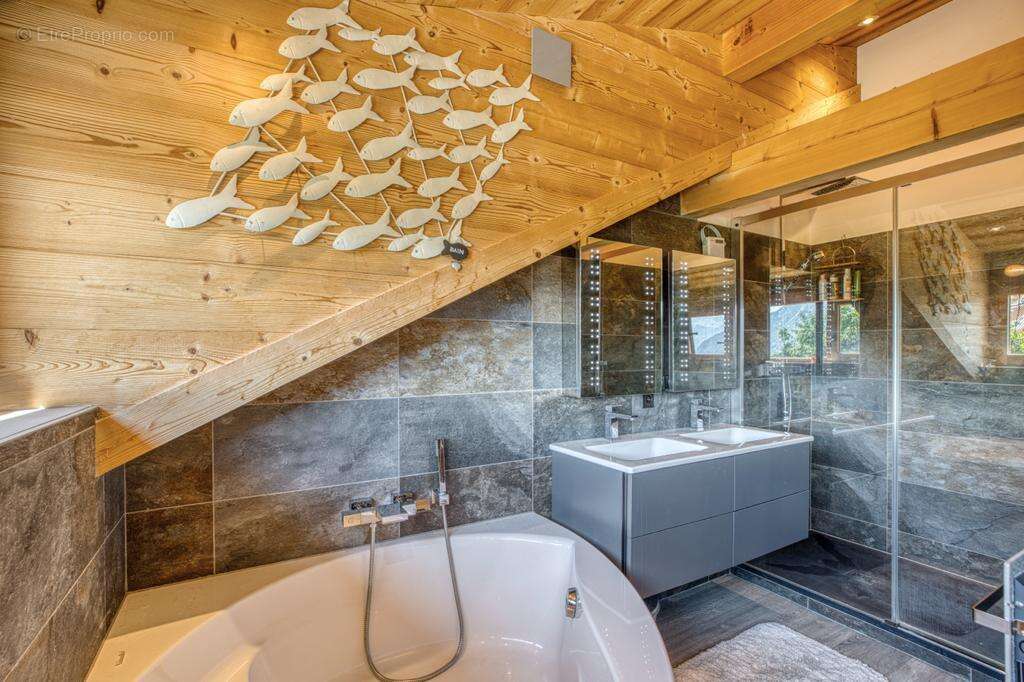 Chalet rénové à proximité de La Clusaz, Vue montagnes avec piscine - photo 10