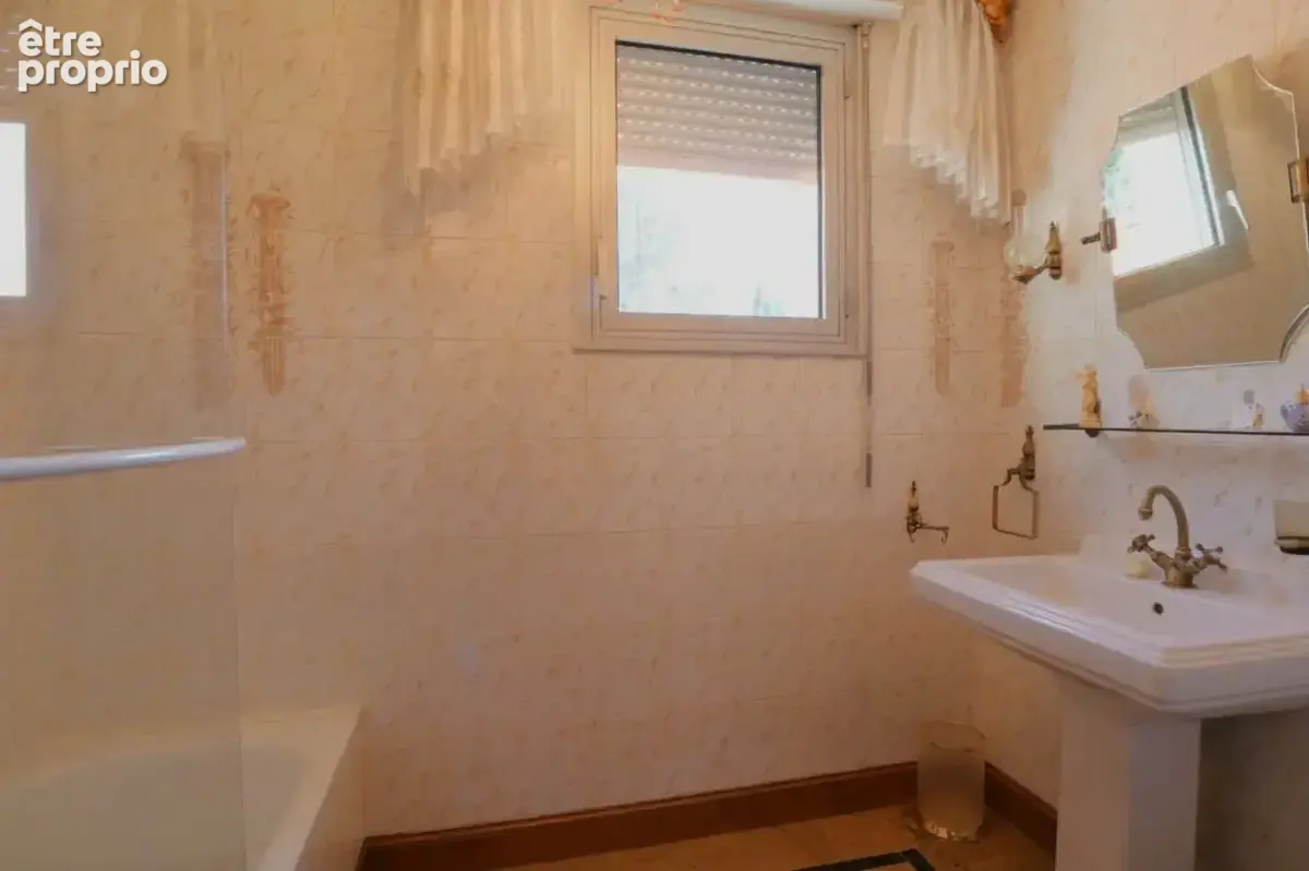 Centre Bourg, Maison offrant 4 CH, 2 SDE, 3 WC, sur 3000 m2 - photo 20