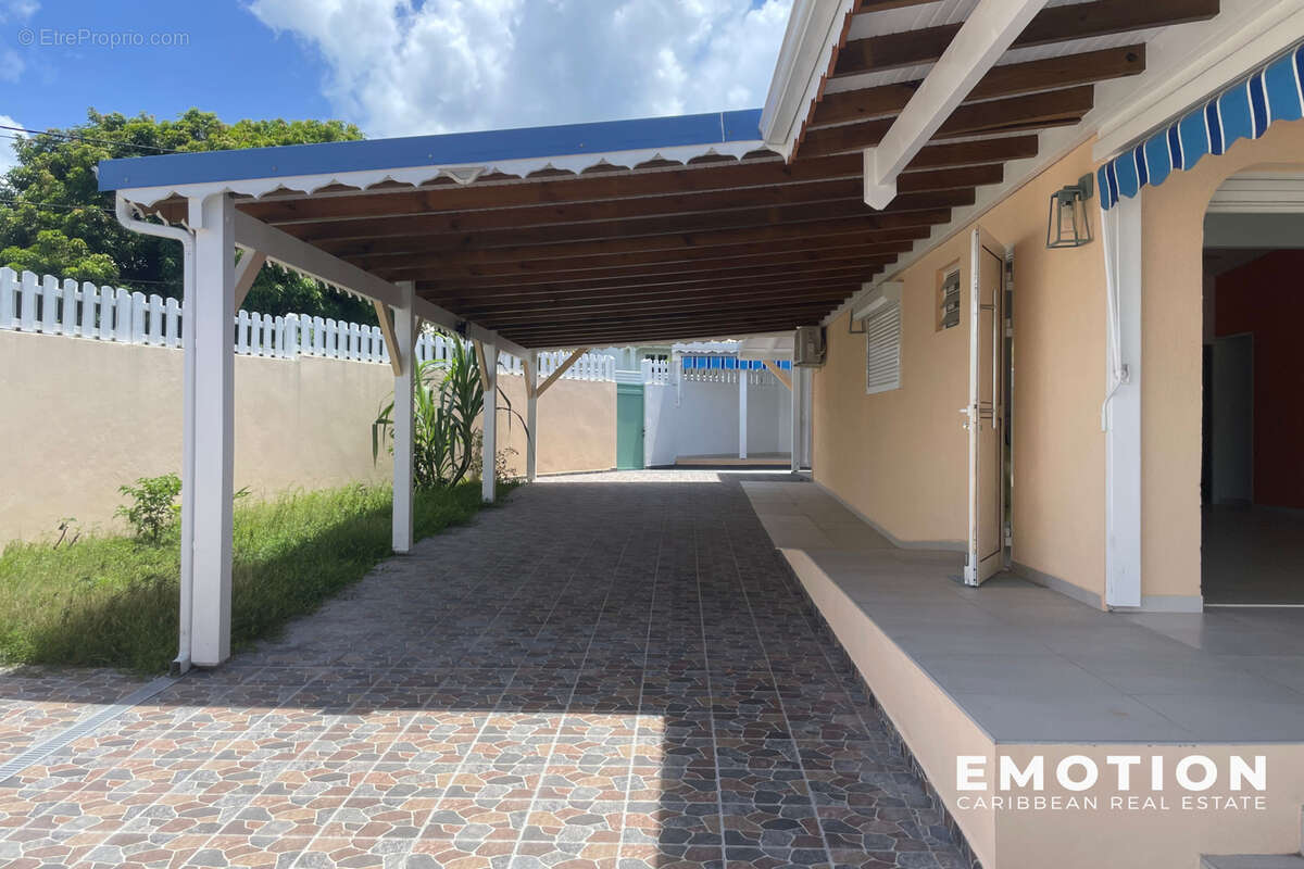 Maison à PETIT-BOURG