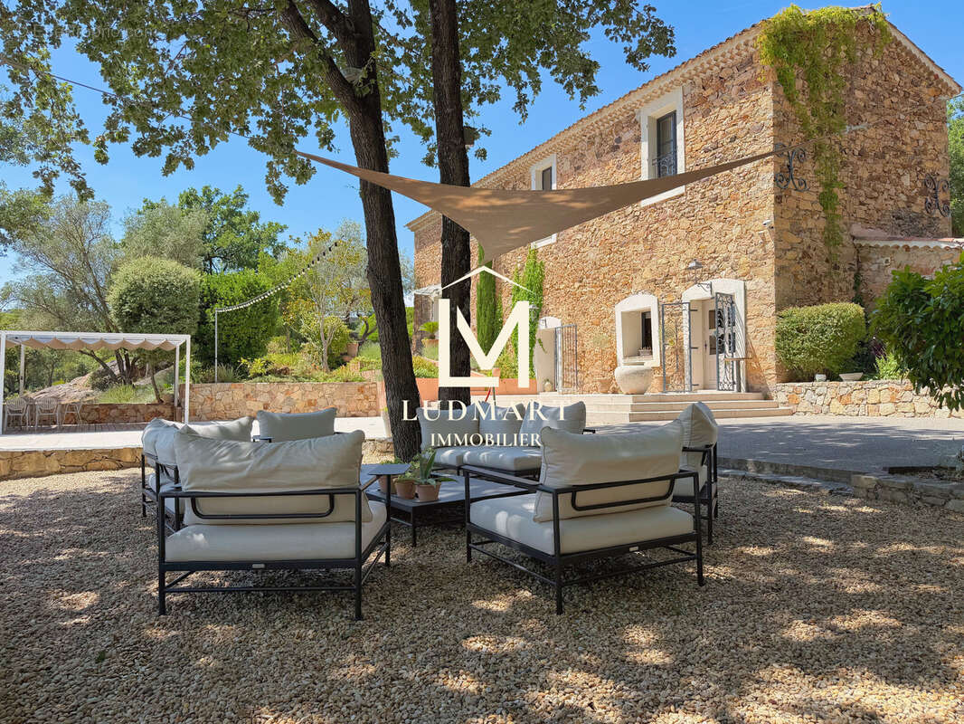 Propriété de caractère avec ancienne bergerie rénovée, piscine et 7,5 hectares en Provence - photo 7