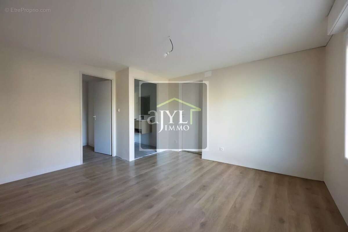 Appartement à LE PUY-SAINTE-REPARADE