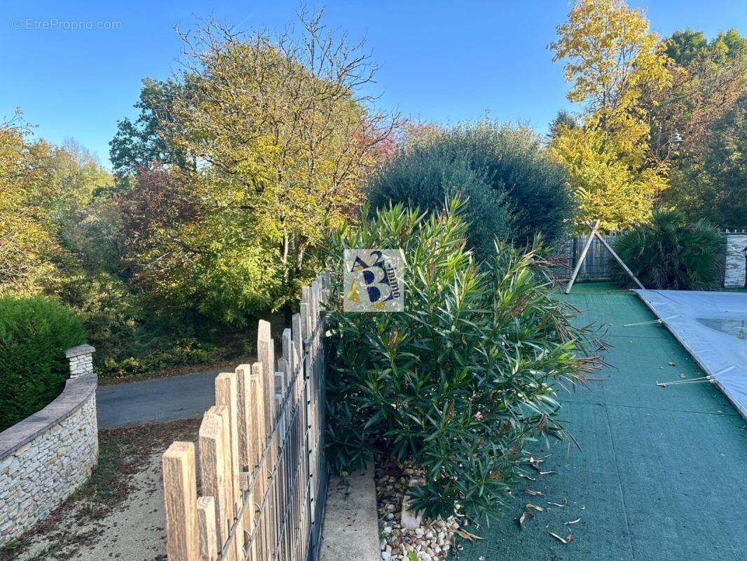 Maison à SAVIGNAC-LES-EGLISES