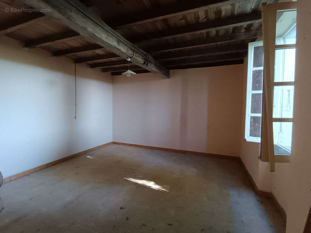 Maison à LACROISILLE