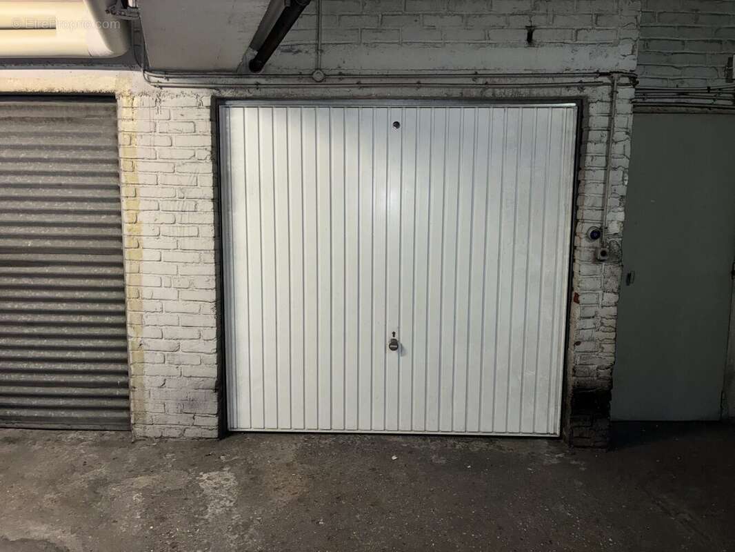 Parking 15 m² à Paris-16e  - photo 2