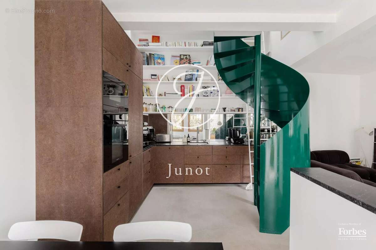 Paris 18e - MONTMARTRE / HAUT LEPIC - Appartement comme une maison - 3 pièces - 68,52m² Carrez - 72,81m² au sol - Terrasse 15,80 - photo 12