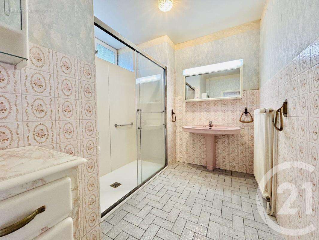 Maison à SAINT-LAURENT-SUR-GORRE