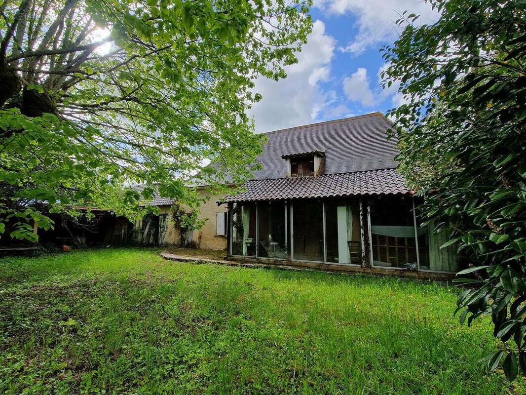 Maison perigordine en pierres à renover avec dépendances et terrain d'env 5000m2 - photo 4