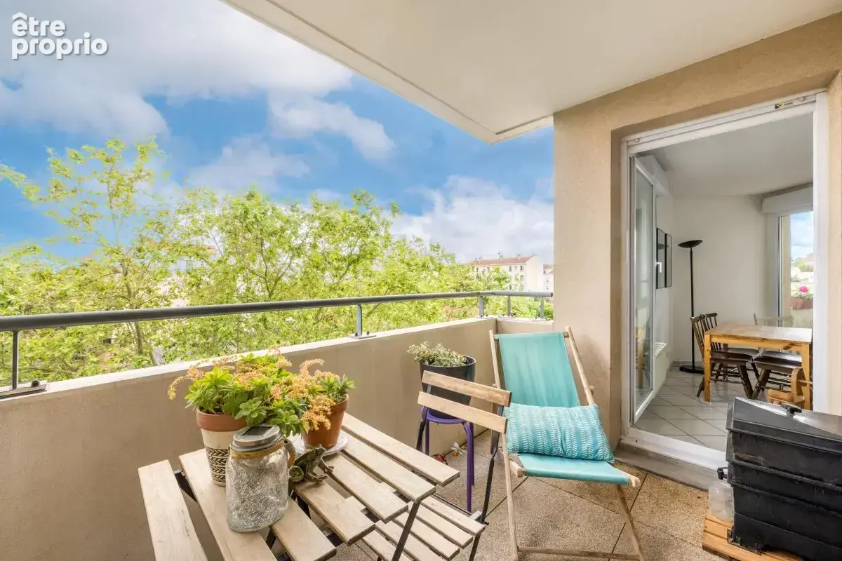 Villeurbanne Place Ronde - Grand T4 de 94m² avec double balcon et vue dégagée - photo 7