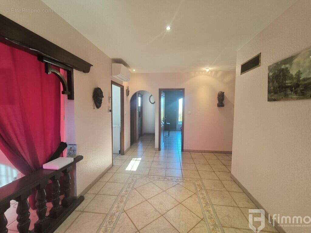 Villa d'exception de 140 m2, jardin de 3096 m2 arborés, et pisci - photo 2