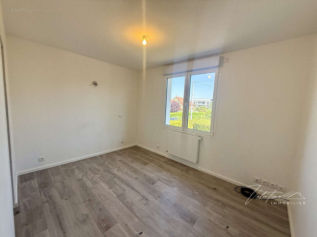 Chambre 1 avec rangements et SDD privative
