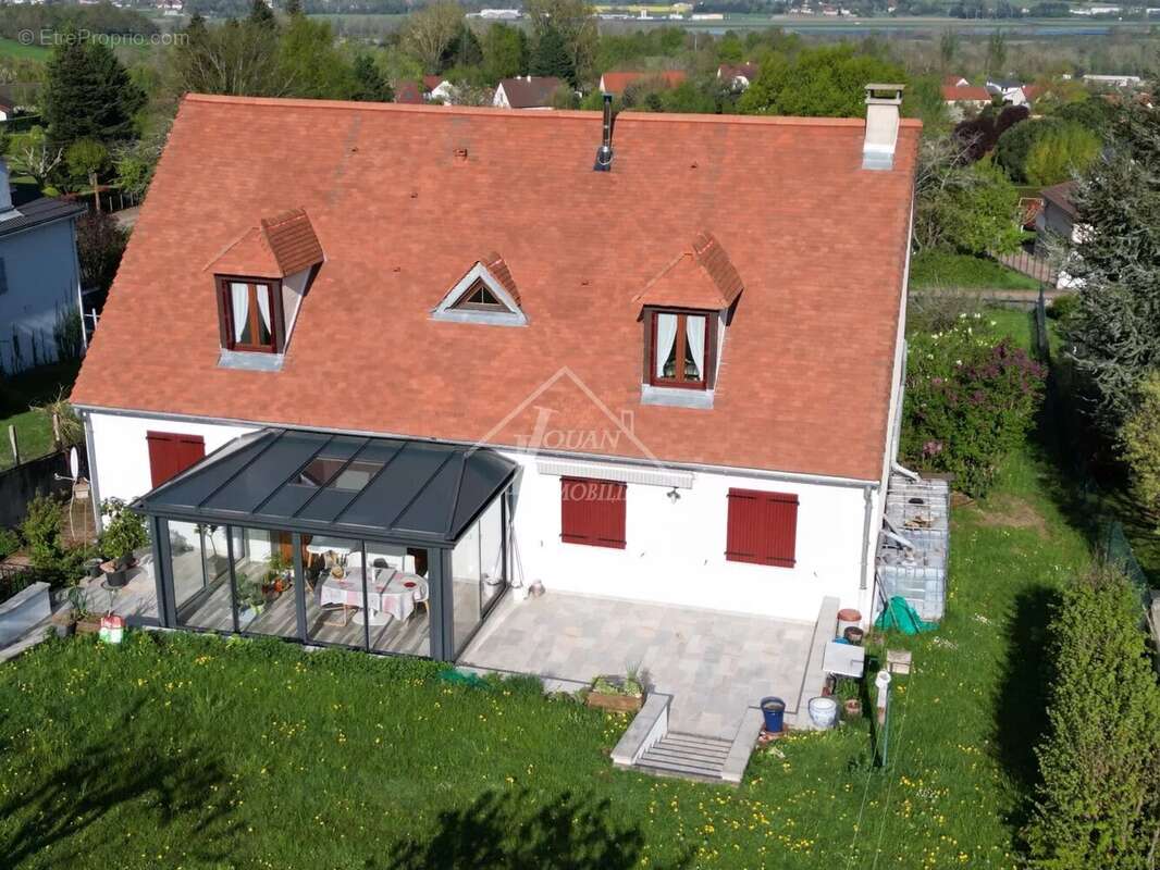 Maison à CREUZIER-LE-VIEUX